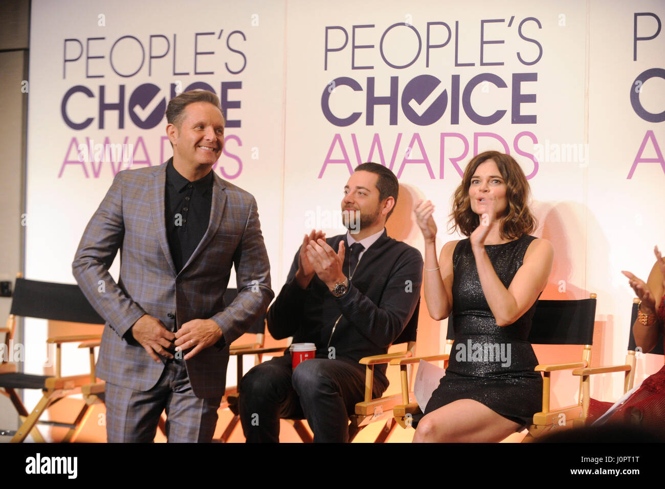 (L-R) Produttore Esecutivo Mark Burnett, Zachary Levi e Abigail Spencer frequentare il People's Choice Awards 2016 Nominee annuncio al Paley Centre for Media su 3 Novembre 2015 a Los Angeles, California. Foto Stock