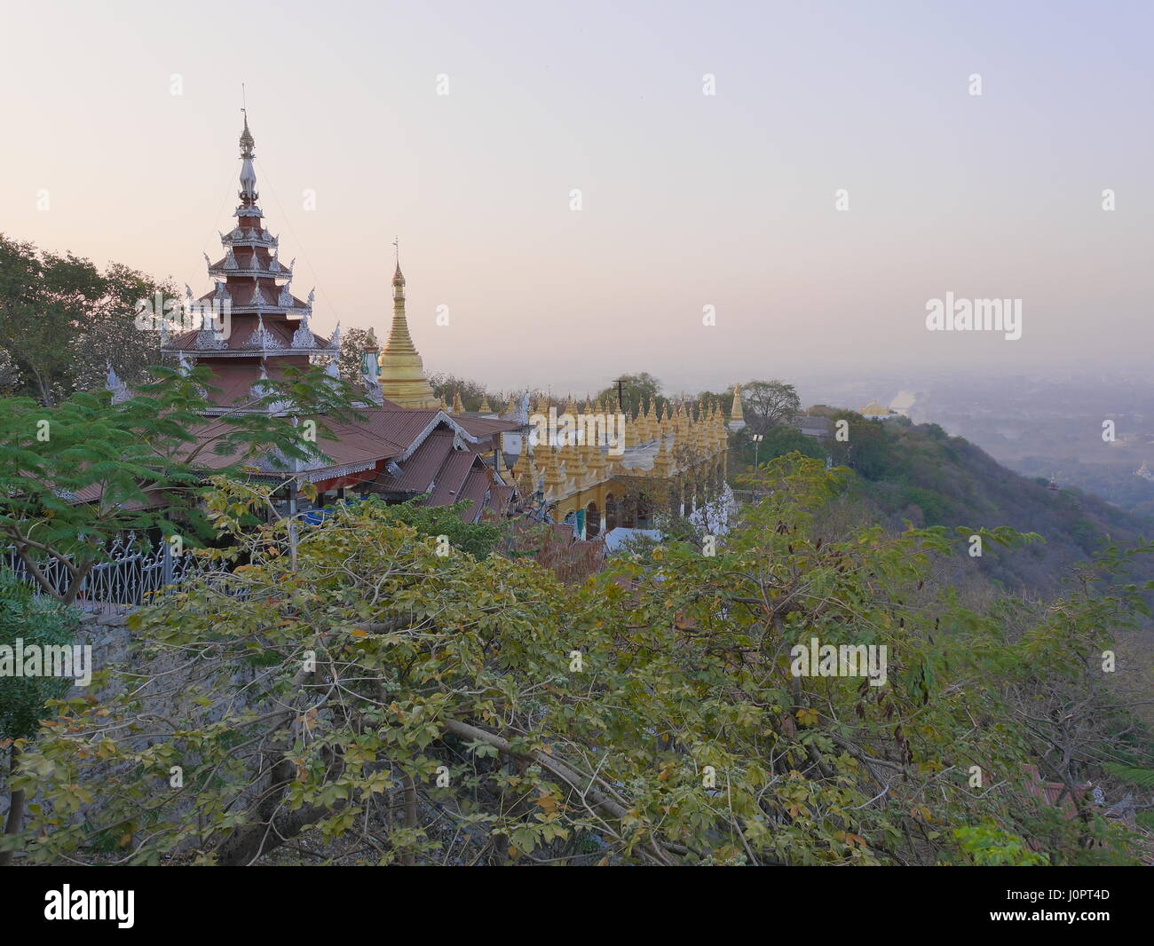 Vista da Mandalay Hill oltre mandalay durante l alba a Mandalay, Myanmar Foto Stock
