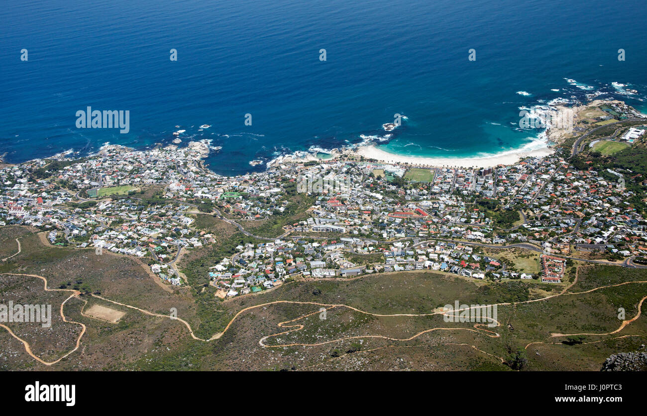 Vista aerea Camps Bay da Montagna della Tavola Città del Capo Sud Africa Foto Stock