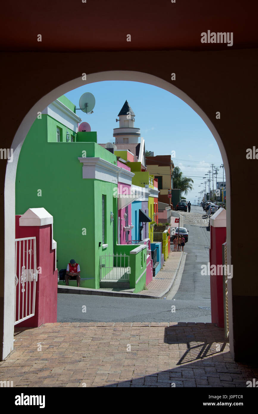 Chiappini Street con coloratissime case dipinte Bo Kaap Città del Capo Sud Africa Foto Stock