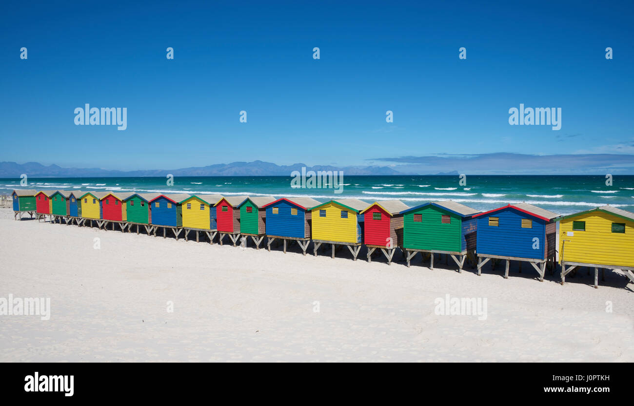 Verniciato colorato stile vittoriano capanne spiaggia Spiaggia di Muizenberg Penisola del Capo Città del Capo Sud Africa Foto Stock
