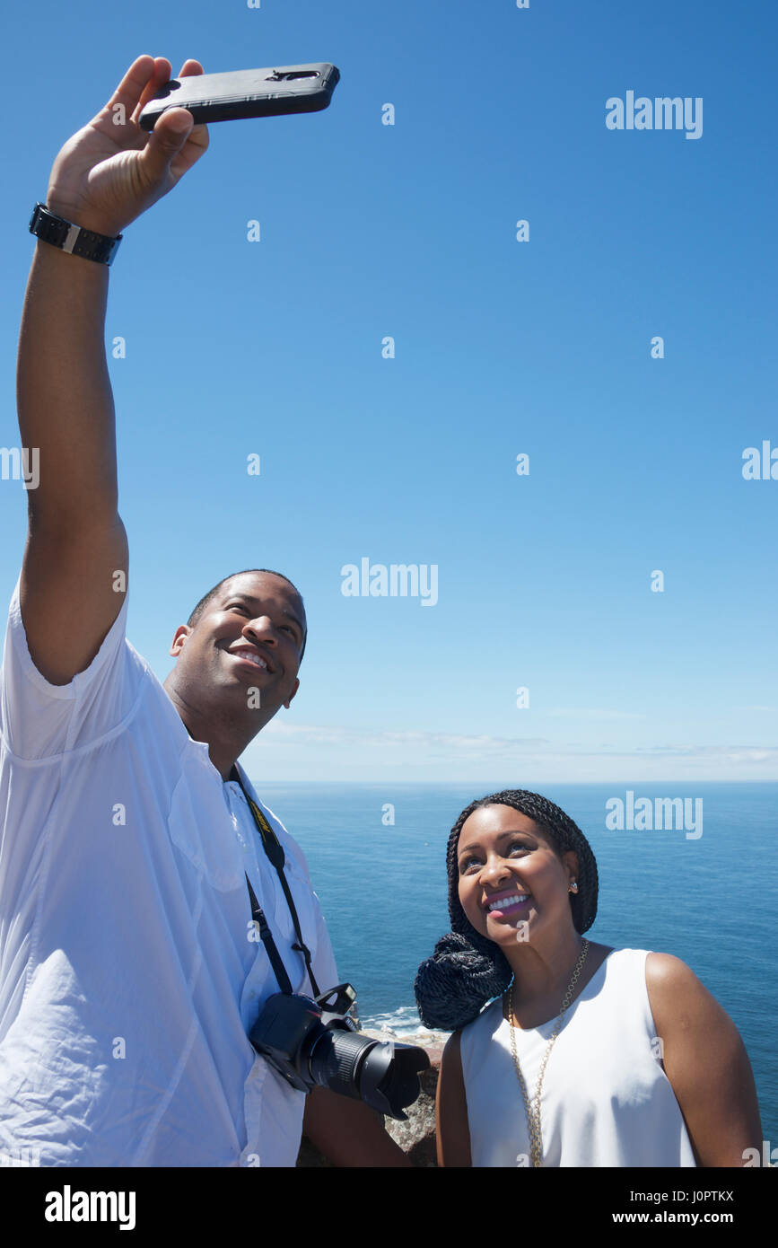 Giovane prendendo un selfie Cape Point Capo di Buona Speranza in Sud Africa Foto Stock