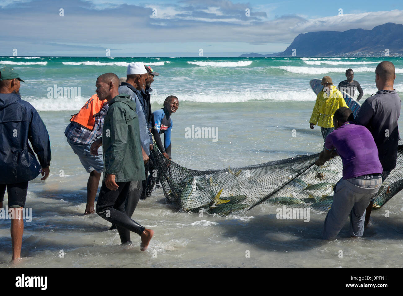 I pescatori portando le catture reticolare Muizenberg Beach Penisola del Capo Città del Capo Sud Africa Foto Stock