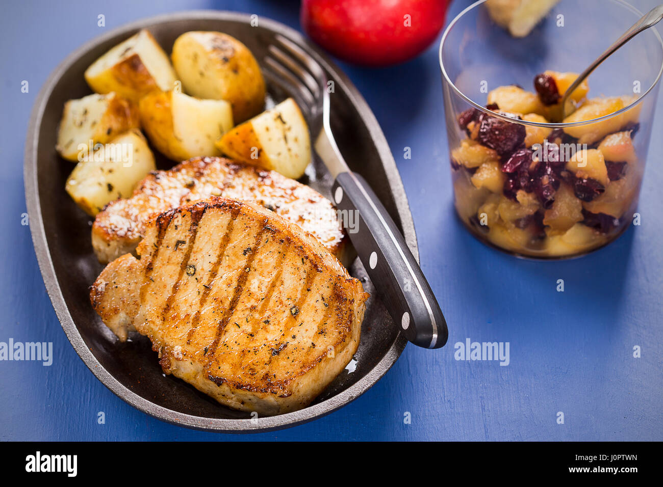 Costolette di Maiale con patate baby, chutney di Apple Foto Stock