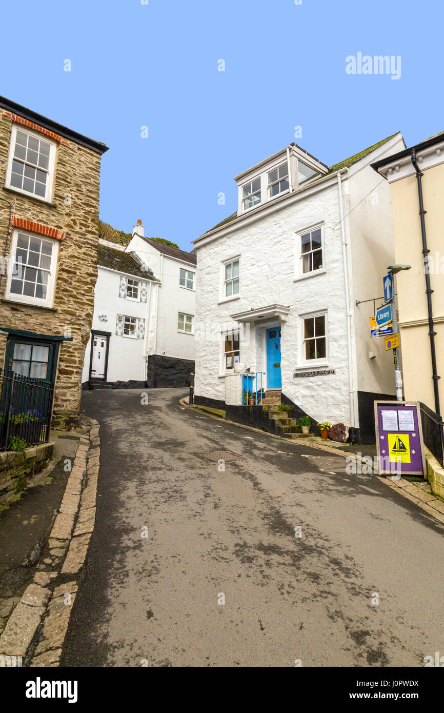 Il porto storico di Fowey è pieno di strade strette e ripide colline come Custom House Hill, Cornwall, Inghilterra Foto Stock