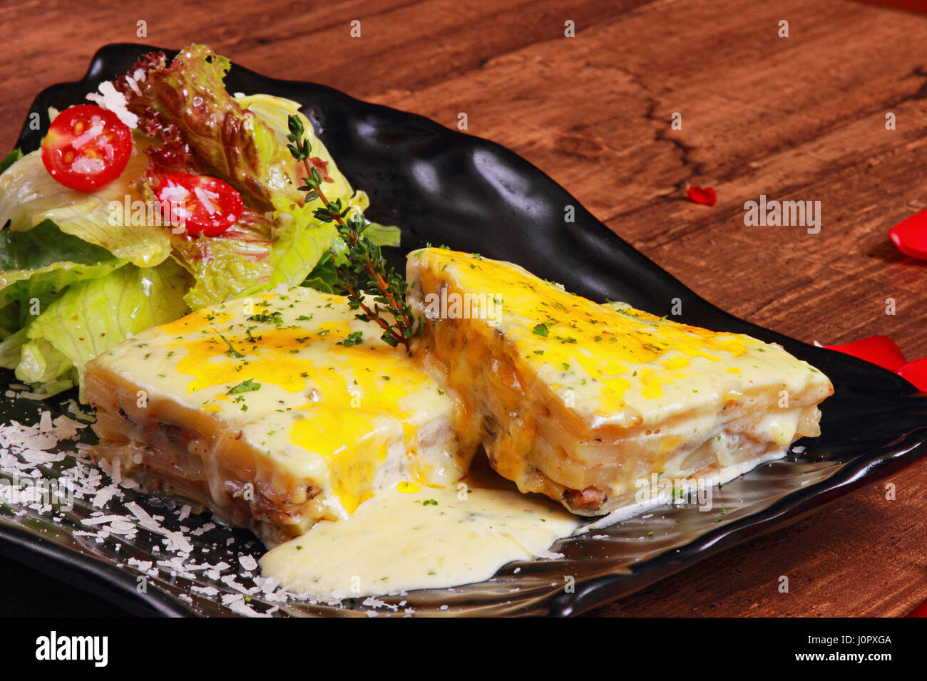 La patata, scalogno e shitake al gratin Foto Stock