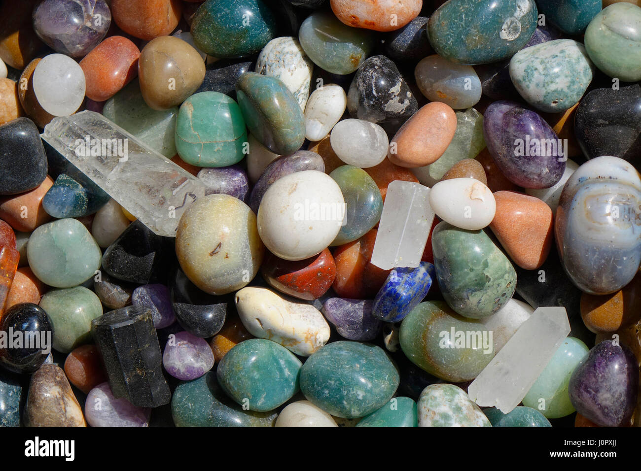 Vista dall'alto di un mucchio di perle di minerali naturali pietre preziose, Rishikesh, Uttarakhand, India Foto Stock