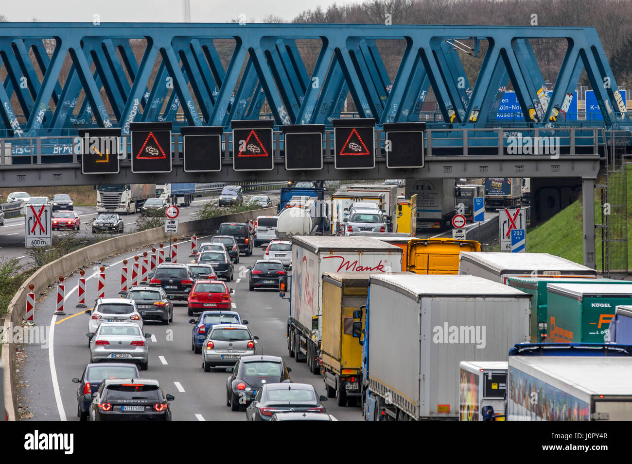 Autobahn A3 autostrada, vicino a Colonia, Germania, traffico, segnaletica stradale Foto Stock