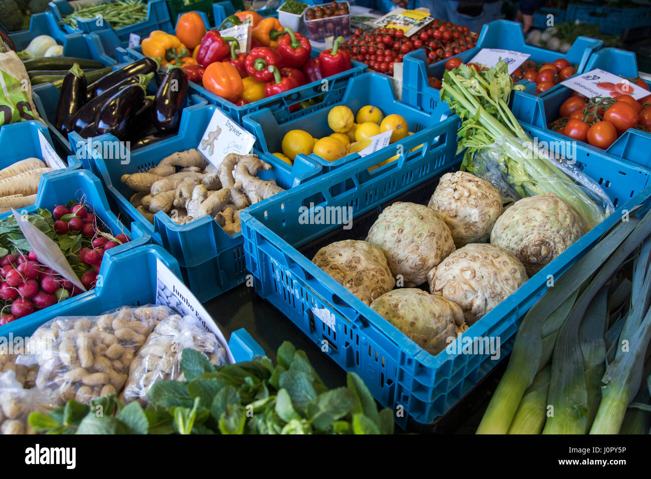 Mercato settimanale, mercato stand, verdure fresche Foto Stock
