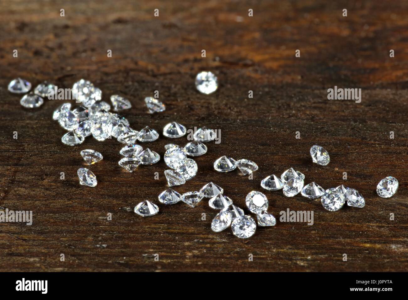 Diamanti taglio brillante su sfondo di legno Foto Stock