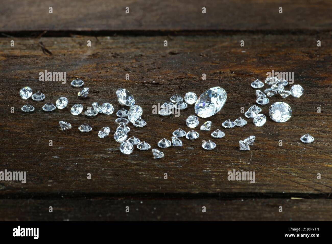 Diamanti taglio brillante su sfondo di legno Foto Stock