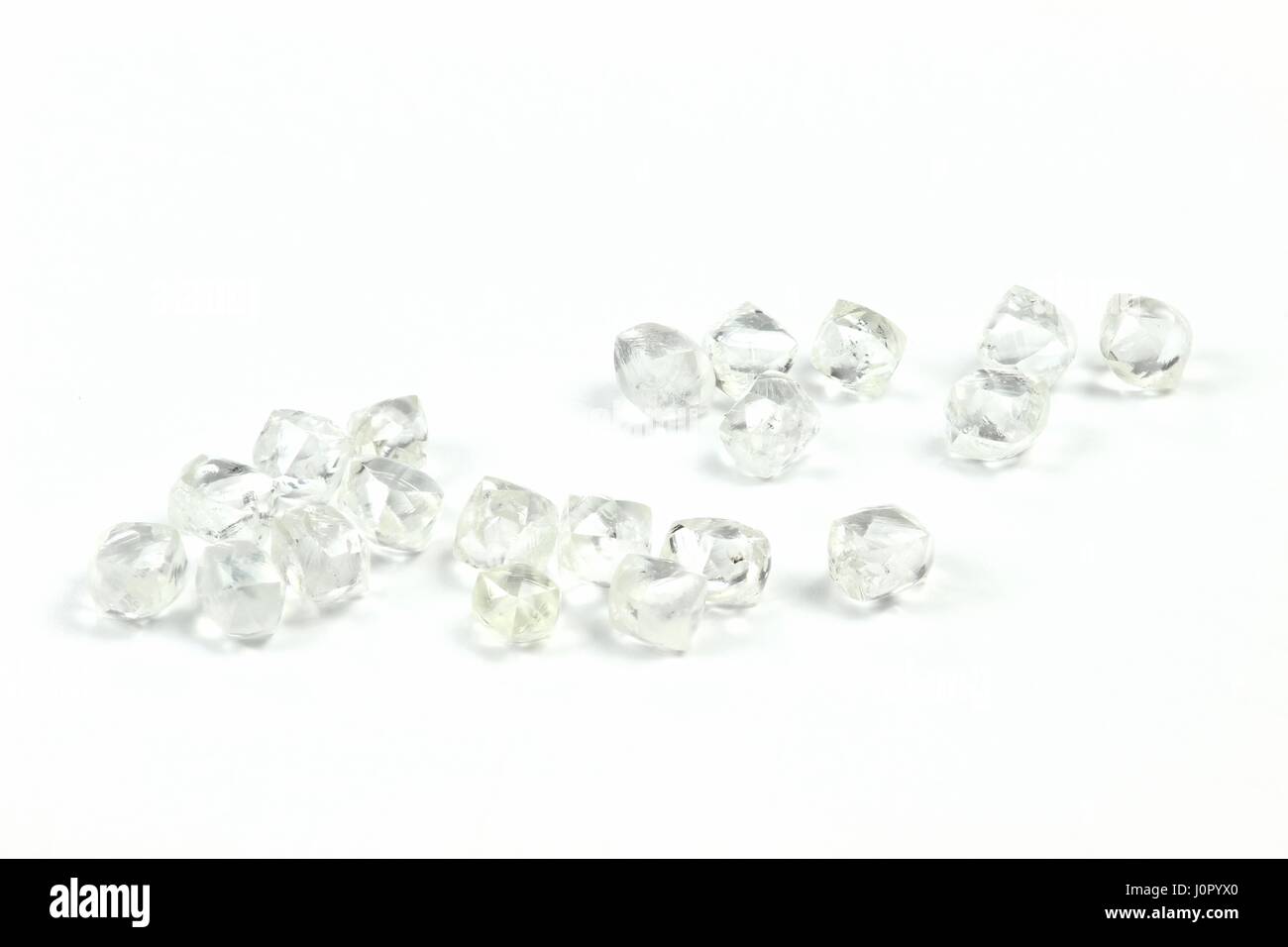 I diamanti grezzi isolati su sfondo bianco Foto Stock