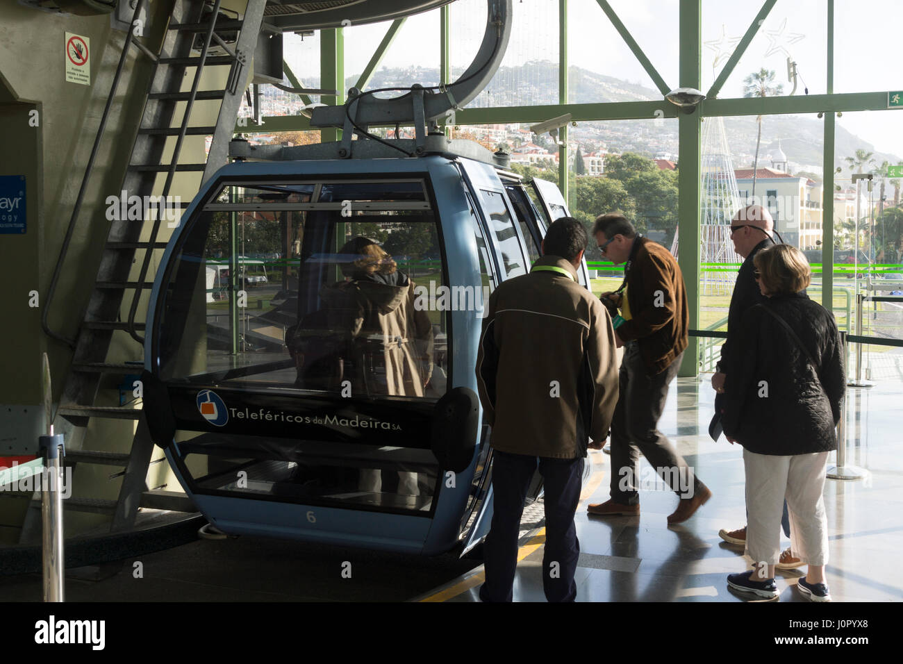 I turisti di entrare nel monte funivia in Funchal Foto Stock