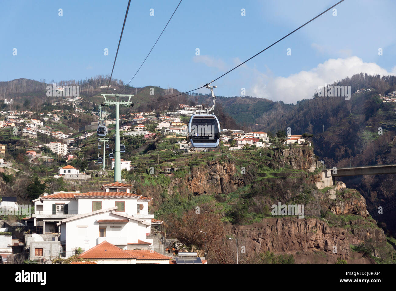 Funivie battenti alto sopra la João GOMES valle del flusso e della voce fino al Monte, Funchal Foto Stock
