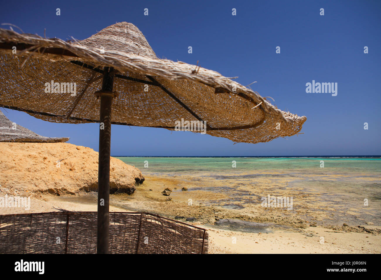 Egyptian ombrellone sulla spiaggia del Mar Rosso Foto Stock