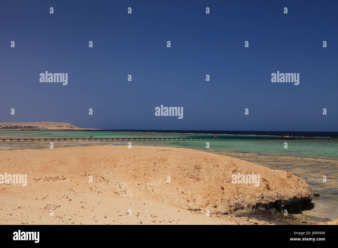 Egyptian ombrellone sulla spiaggia del Mar Rosso Foto Stock