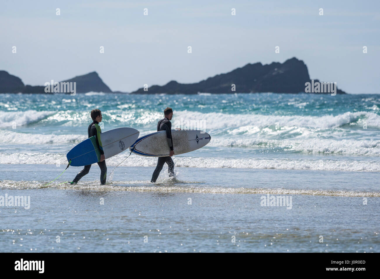 Regno Unito surfing Fistral Beach NEWQUAY Surf passeggiate in mare con tavole da surf Surf Watersport turismo balneare spiaggia vacanza vacanze Foto Stock