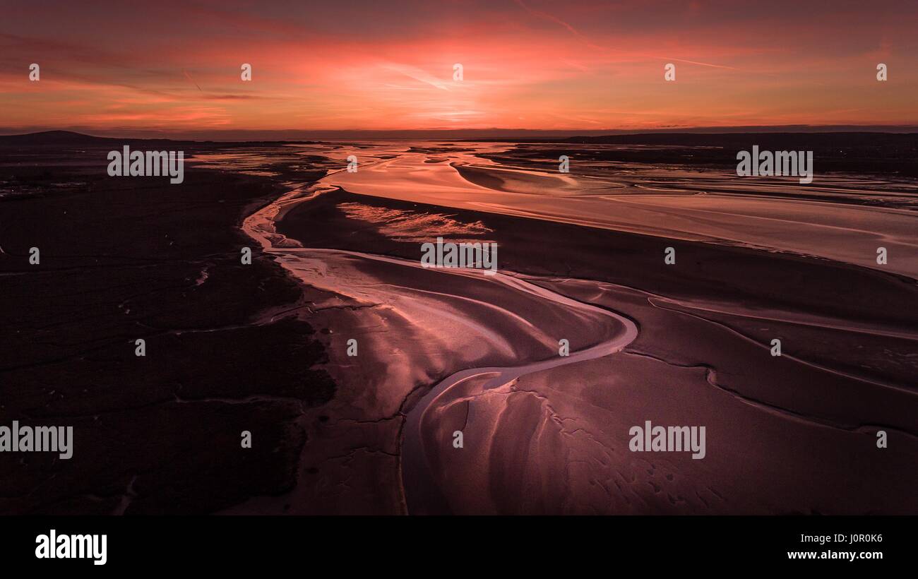 Tramonto sul velme a bassa marea sul Loughor estuario, Penclawdd, North Gower, Swansea. Foto Stock