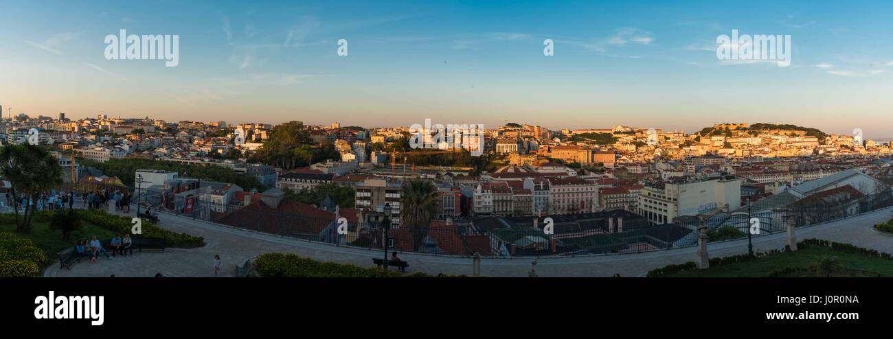 Vista panoramica di Lisbona al Miradouro de Sao Pedro de Alcantara Foto Stock