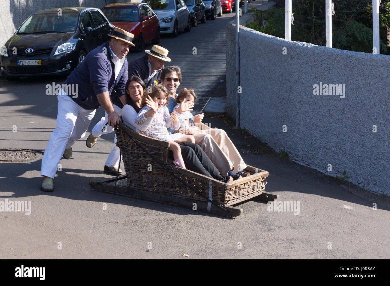 Una famiglia godendo il Monte toboggan run, di Madera Foto Stock