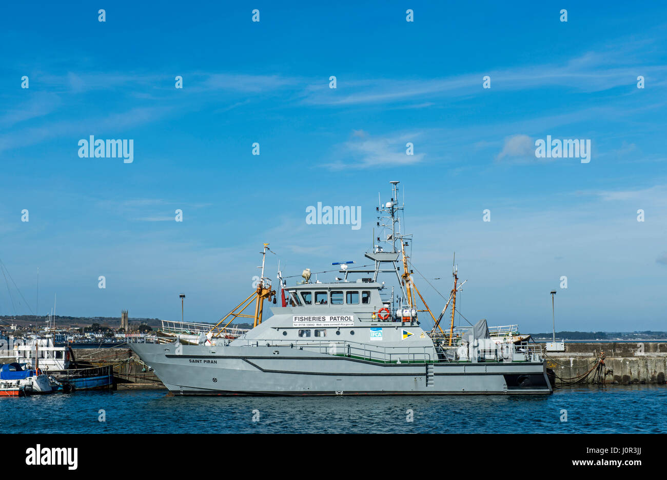 Pattuglia di pesca barca ormeggiata al Porto di Newlyn, Cornwall Foto Stock