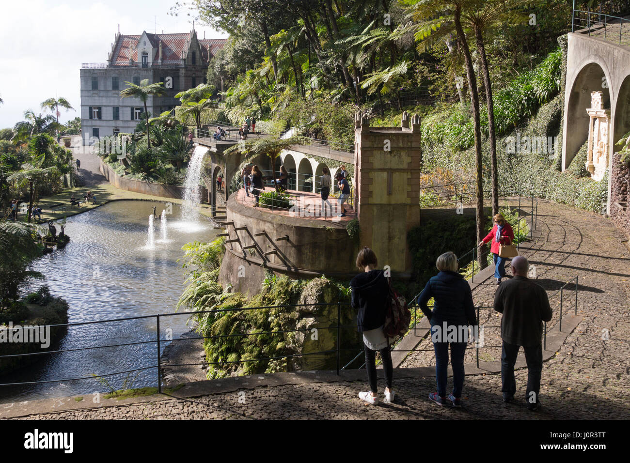 I turisti camminano verso il lago 'swan Lake' nel Giardino tropicale di Monte Palace, Funchal, Madeira Foto Stock