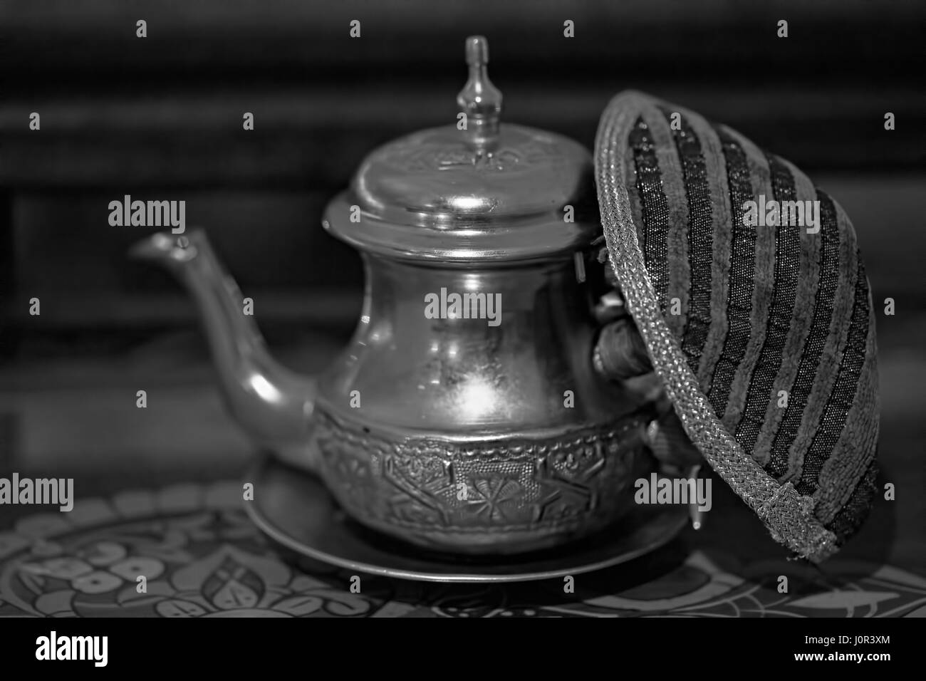 Marocchino bollitore con tè alla menta ristorante Marrakech Foto Stock