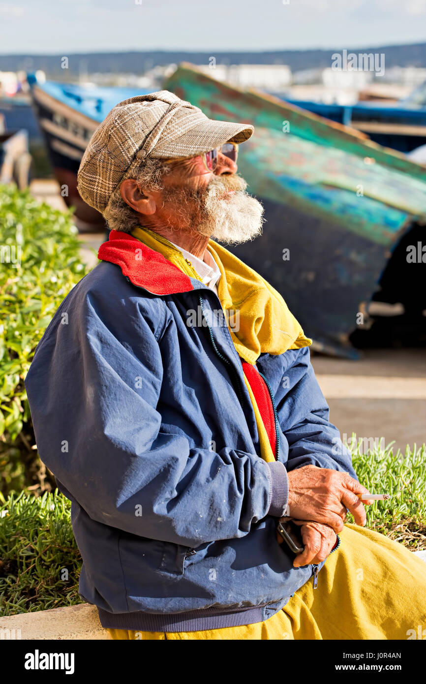 Il vecchio uomo di mare a prendere il sole nel villaggio di essaouira marocco porto Foto Stock