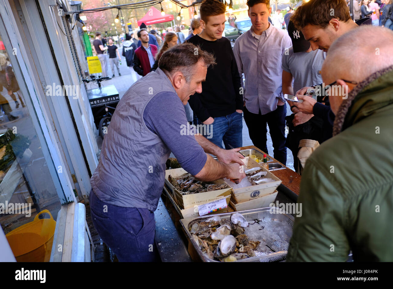 Le ostriche in vendita, Broadway Market, East London, Regno Unito Foto Stock