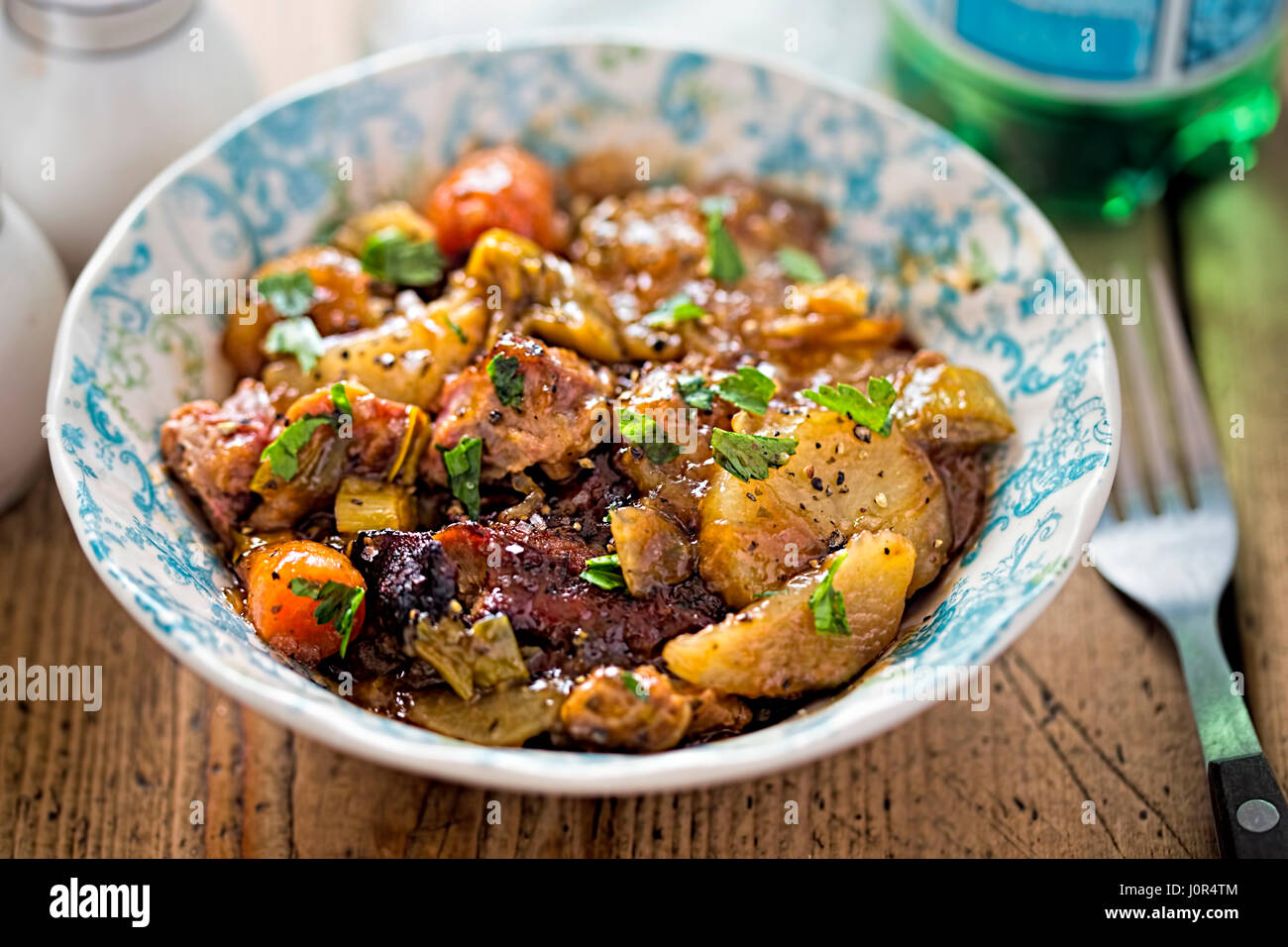 Cottura lenta spalla di agnello con la carota, porri e patate Foto Stock