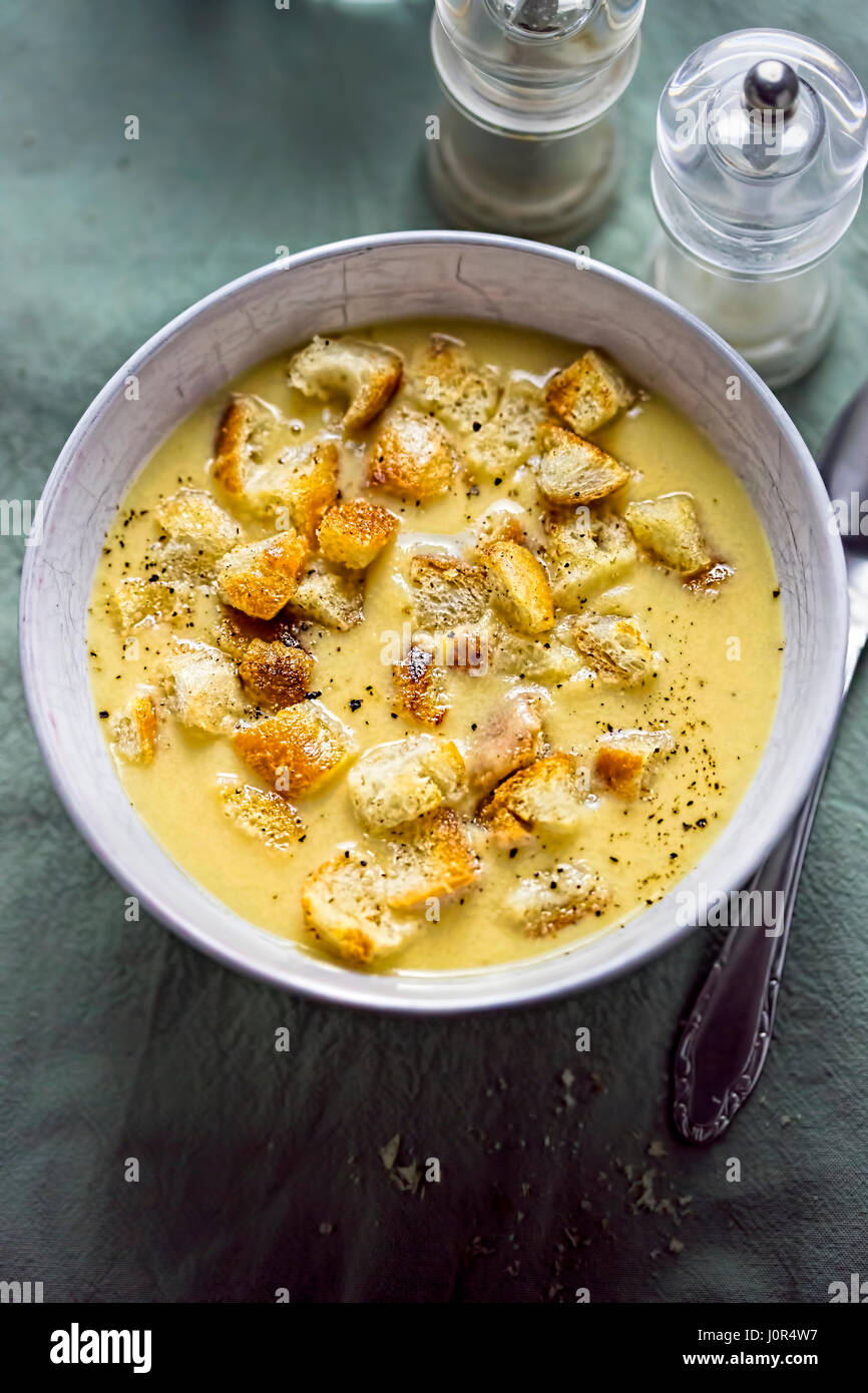 Aspro cetriolo minestra in crema con crostini Foto Stock