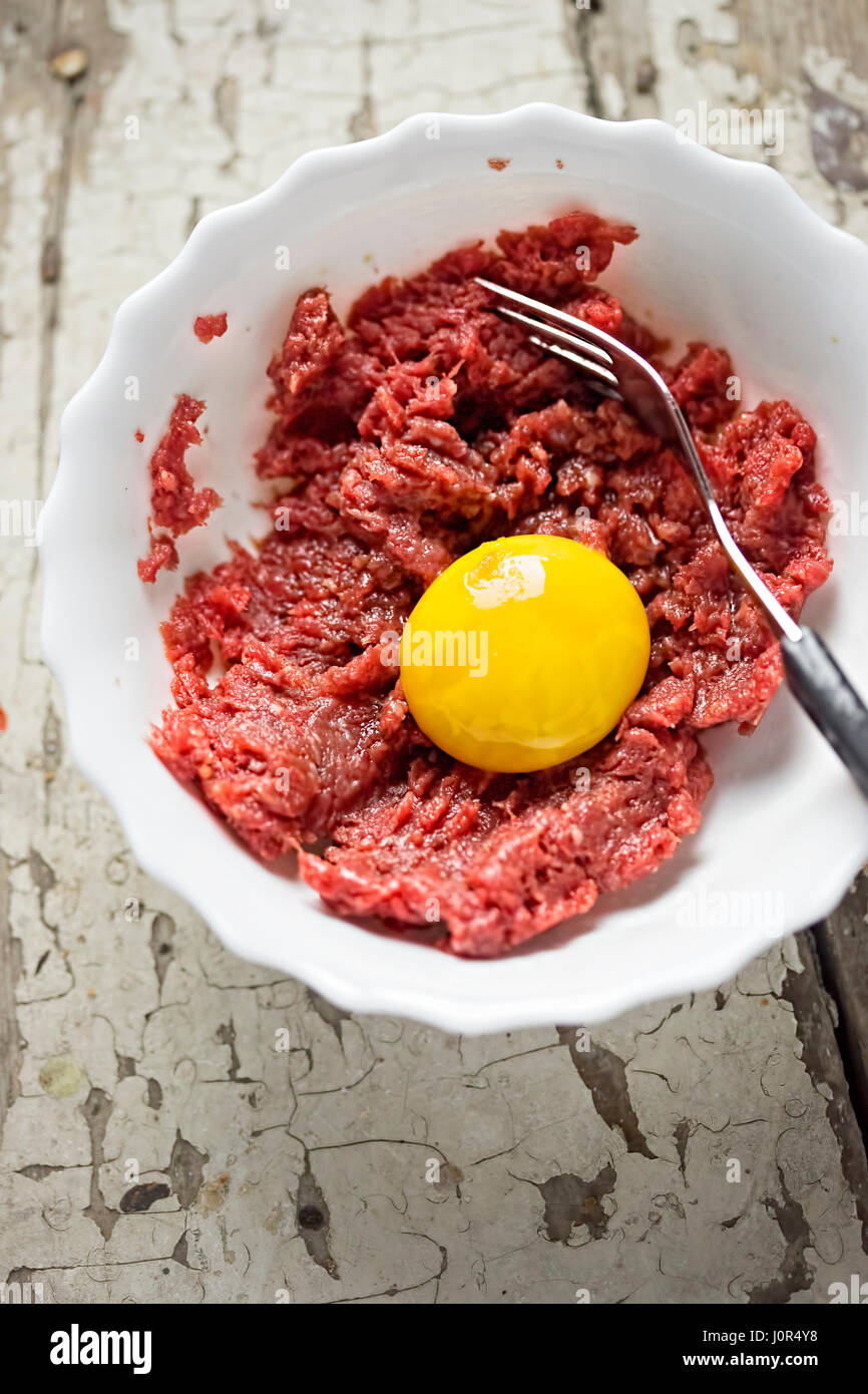 Tartara di manzo crudo di carne con tuorlo d'uovo Foto Stock