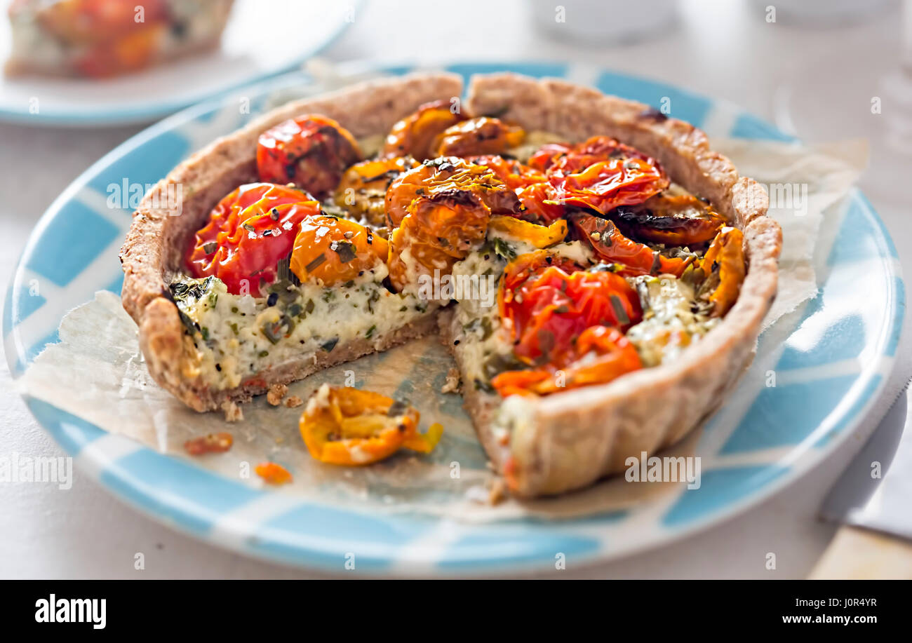 Crostata di pomodoro con mozzarella di bufala e basilico su piastra blu Foto Stock