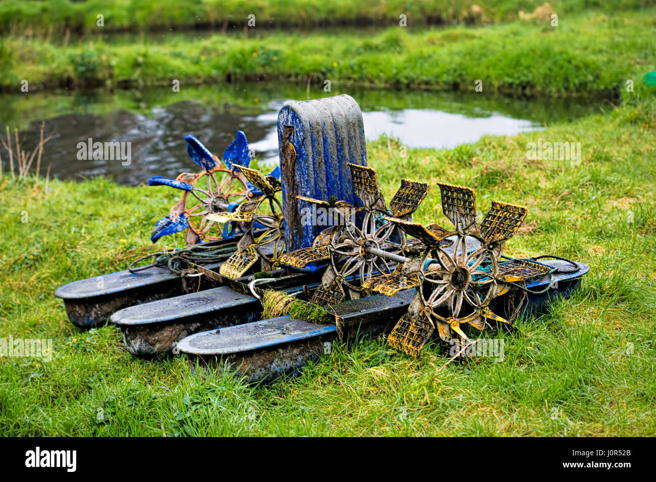 L'acqua della macchina a turbina per la generazione di ossigeno su allevamento di trote, Kilkenny, Irlanda Foto Stock