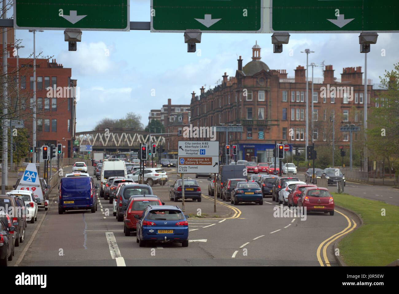 Great Western Road a croce Anniesland Glasgow Scotland street scene ad alto punto di vista intersezione Foto Stock