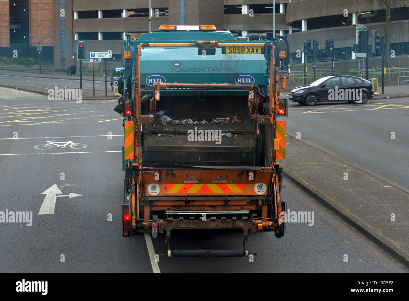 Bin autocarro vista posteriore torna sulla strada che mostra di smaltimento dei rifiuti e di ingresso del meccanismo o rifiuti cucciolata Foto Stock