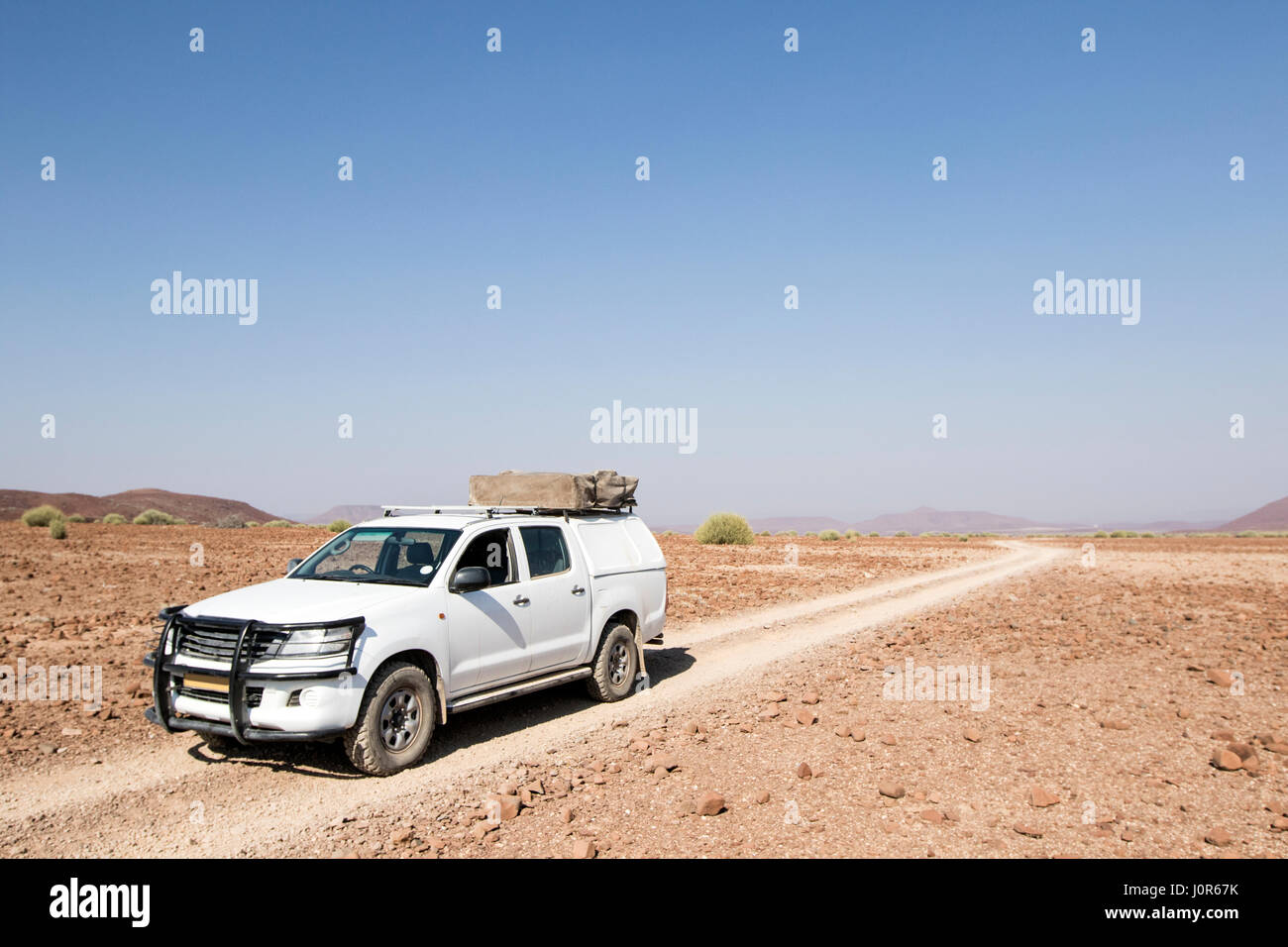 4x4 nella concessione di Palmwag, Namibia. Foto Stock