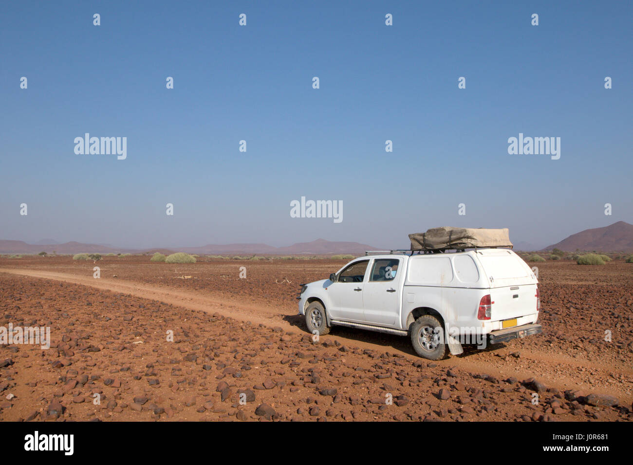 4x4 nella concessione di Palmwag, Namibia. Foto Stock