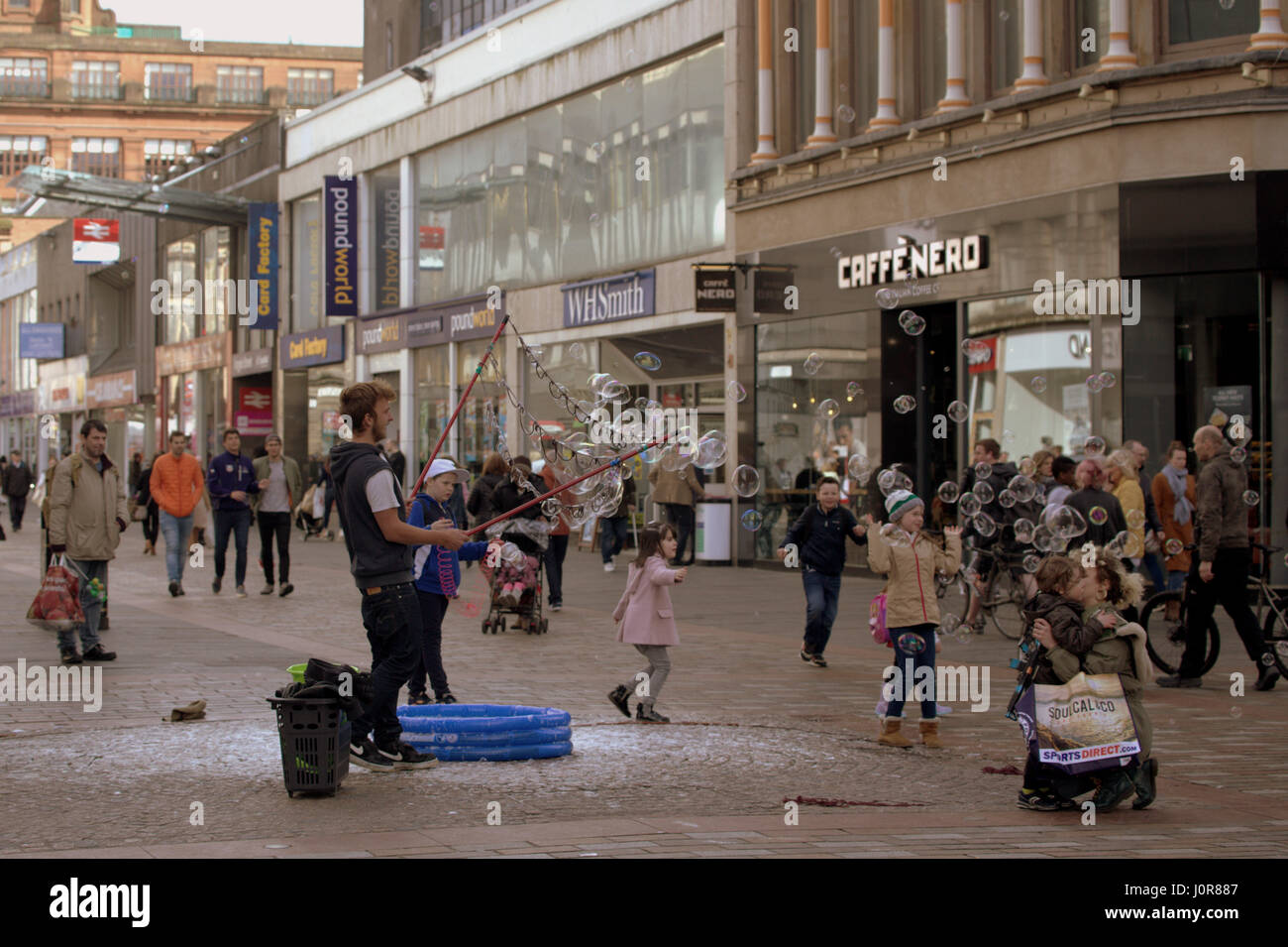 Animatore di strada a soffiare bolle per intrattenere i bambini su Argyle Street Glasgow Scozia Scotland Foto Stock