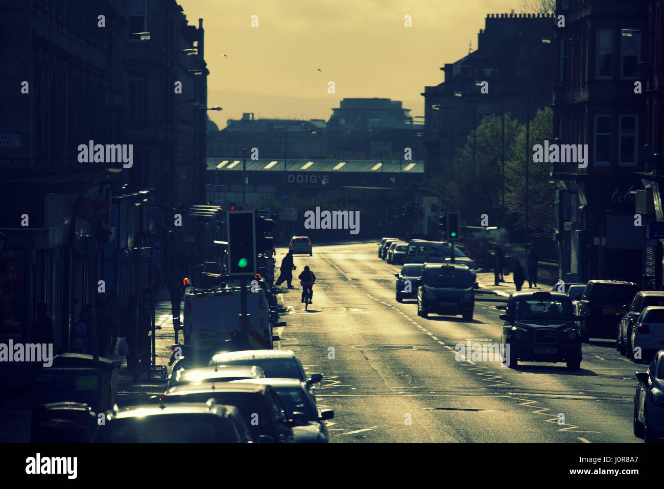 Duke Street Dennistoun Glasgow la strada più lunga in Gran Bretagna indietro illuminato che mostra traffico e affittuari Foto Stock