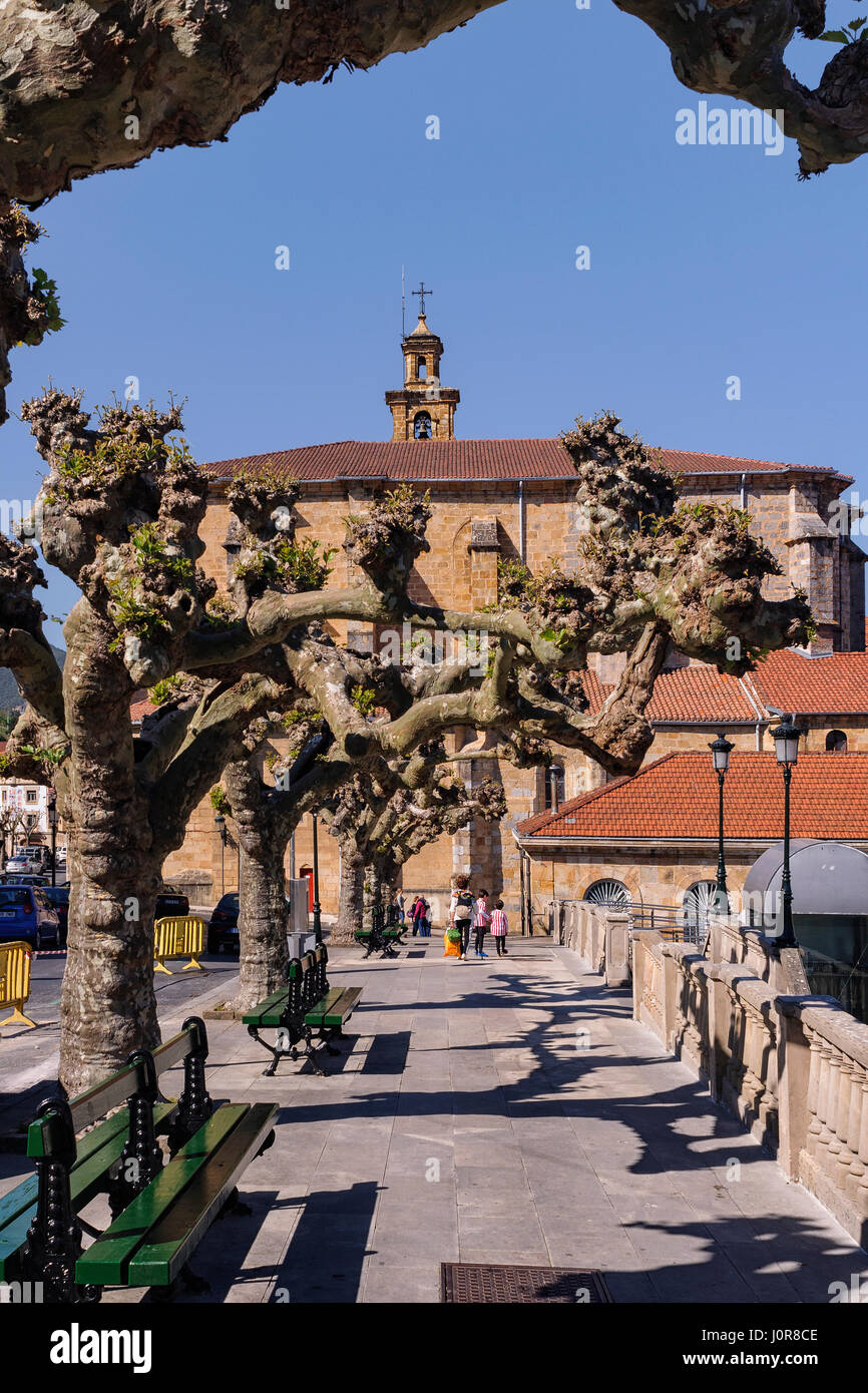 Chiesa di Santa Maria in città di Guernica, del XV secolo in stile gotico, con un campanile barocco. Golfo di Guascogna, Paesi Baschi Foto Stock