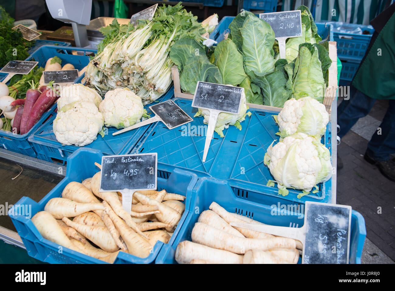 Il pugilato su un mercato in stallo con il livello regionale coltivati ortaggi Foto Stock