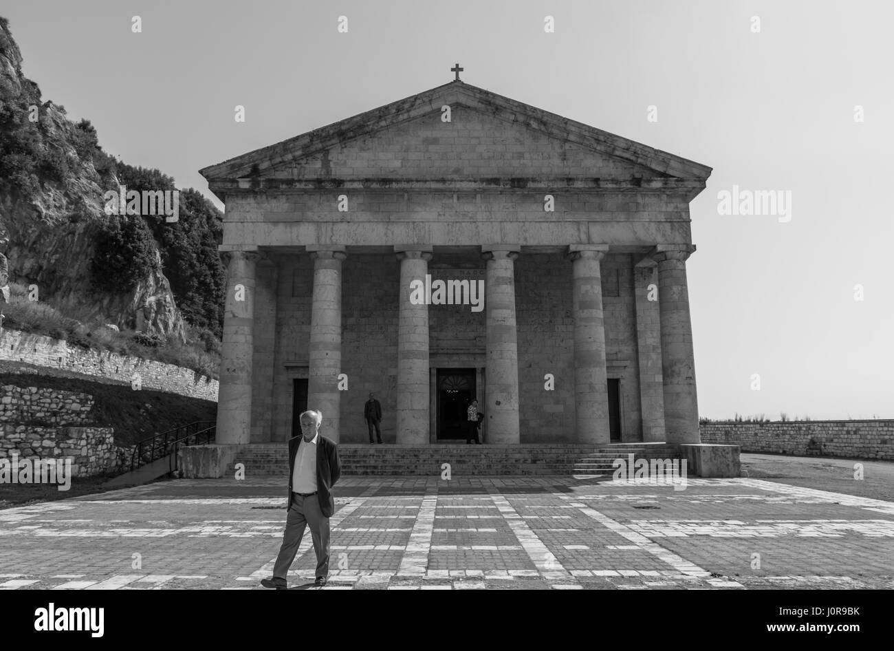 Corfù, Grecia - 15 aprile 2017: Persone che fanno una passeggiata fuori dalla Chiesa di San Giorgio all'interno della vecchia fortezza di Corfù. Foto Stock