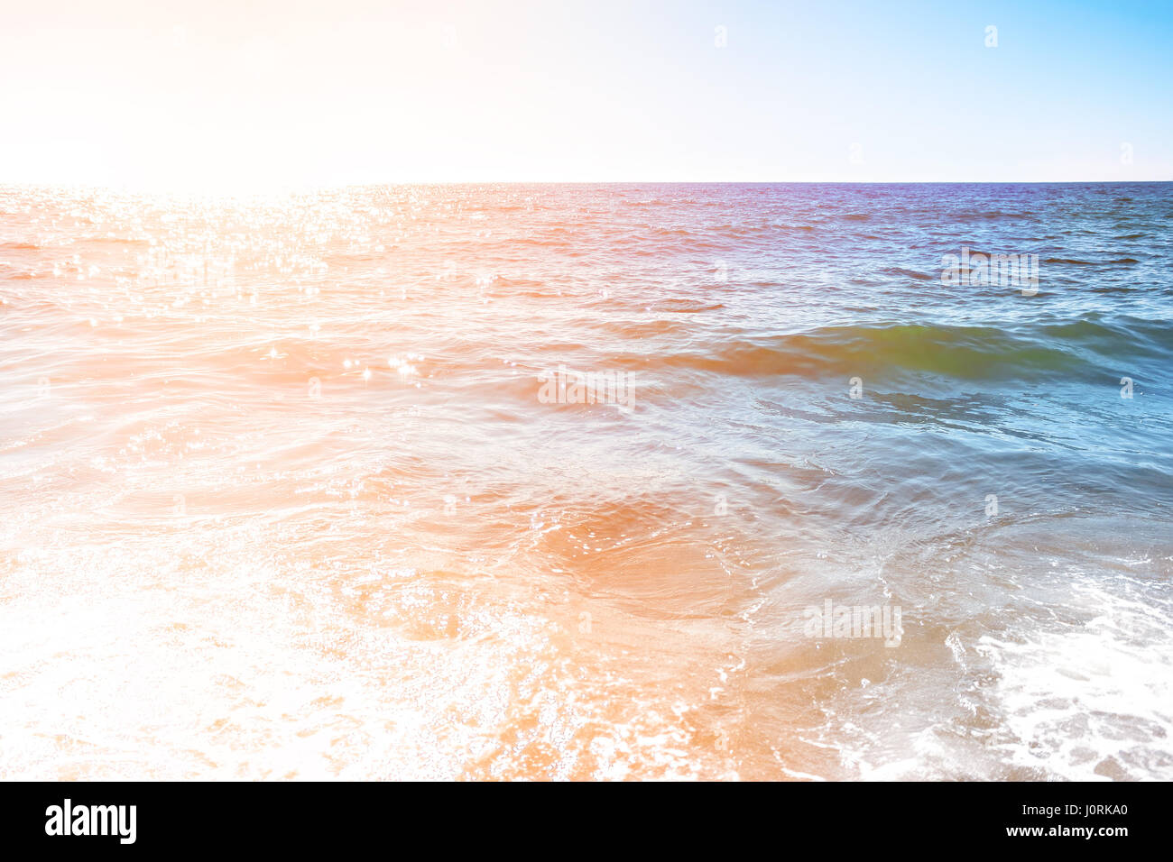 Colore luminoso superficie dell'oceano sulla giornata di sole Foto Stock