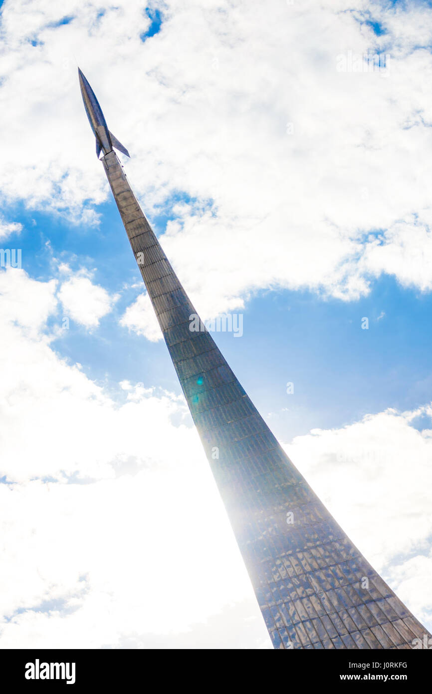 Vista da sotto il Monumento ai conquistatori di spazio a Mosca, Russia Foto Stock