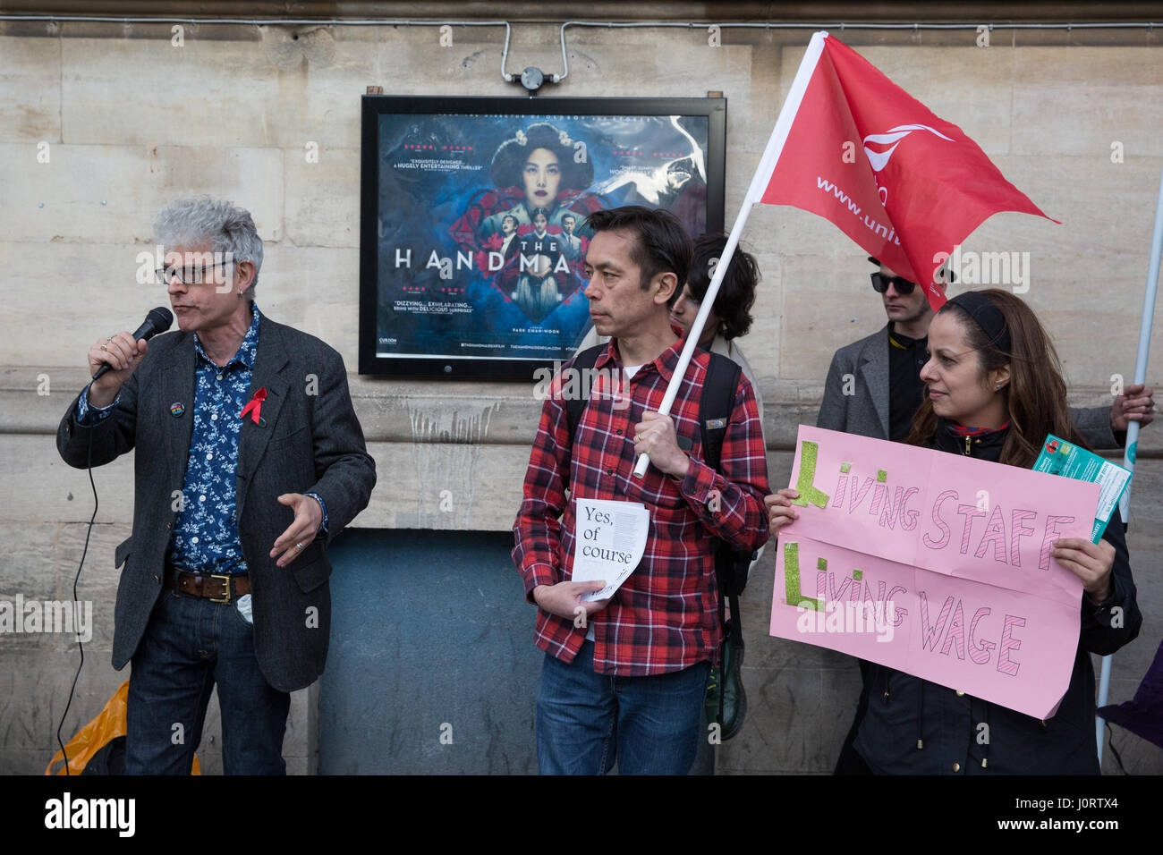 Londra, Regno Unito. Il 15 aprile, 2017. George Binette di Camden unisono gli indirizzi dei membri della comunità locale e colpendo Picturehouse cinema i lavoratori sulla linea di picchetto a Hackney. Il BECTU membri da Picturehouse cinema sono attualmente colpisce per per il London salari, indennità di malattia e maternità pagare e il sindacato di riconoscimento. Credito: Mark Kerrison/Alamy Live News Foto Stock