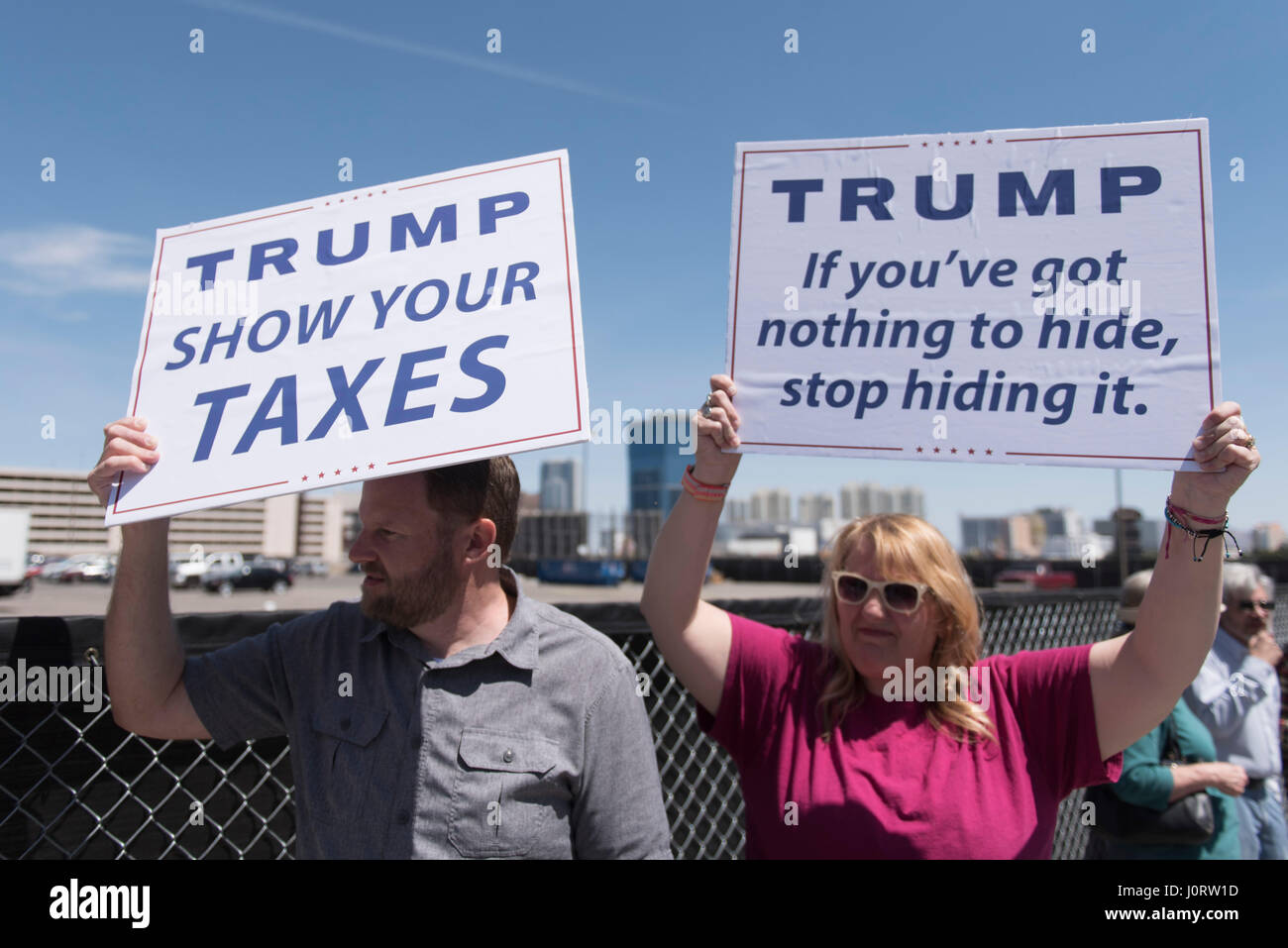 Washington, DC, Stati Uniti d'America. Xv Apr, 2017. Dimostranti fuori di Trump International Hotel domanda Presidente Trump rilascia la sua dichiarazione fiscale. Las Vegas, Nev., 15 aprile 2017. Imposta i raduni di giorno sono tenuti in decine di città di tutto il paese. Credito: Jason Ogulnik/Alamy Live News Foto Stock