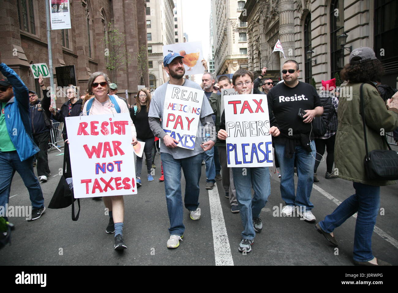 New York, US. - 15th. Apr, 2017 - manifestanti in 150 città statunitensi hanno marciato in segno di protesta invitando il presidente statunitense Donald Trump per rilasciare passata e futura imposta sul reddito restituisce al pubblico. Preoccupazioni per i conflitti di interesse e di sfiducia nella sua azienda di fronte è stato un argomento continuo circa Trump's tasse. Credito: © G. Ronald Lopez /DigiPixsAgain.us/Alamy Live News Foto Stock