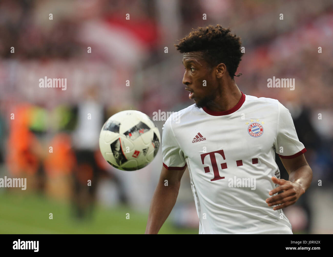 Leverkusen, Germania 15 aprile 2017, Bundesliga giornata 29, Bayer 04 Leverkusen vs FC Bayern Muenchen: Kingsley Coman (Muenchen) controlla la sfera. Credito: Juergen schwarz/Alamy Live News Foto Stock