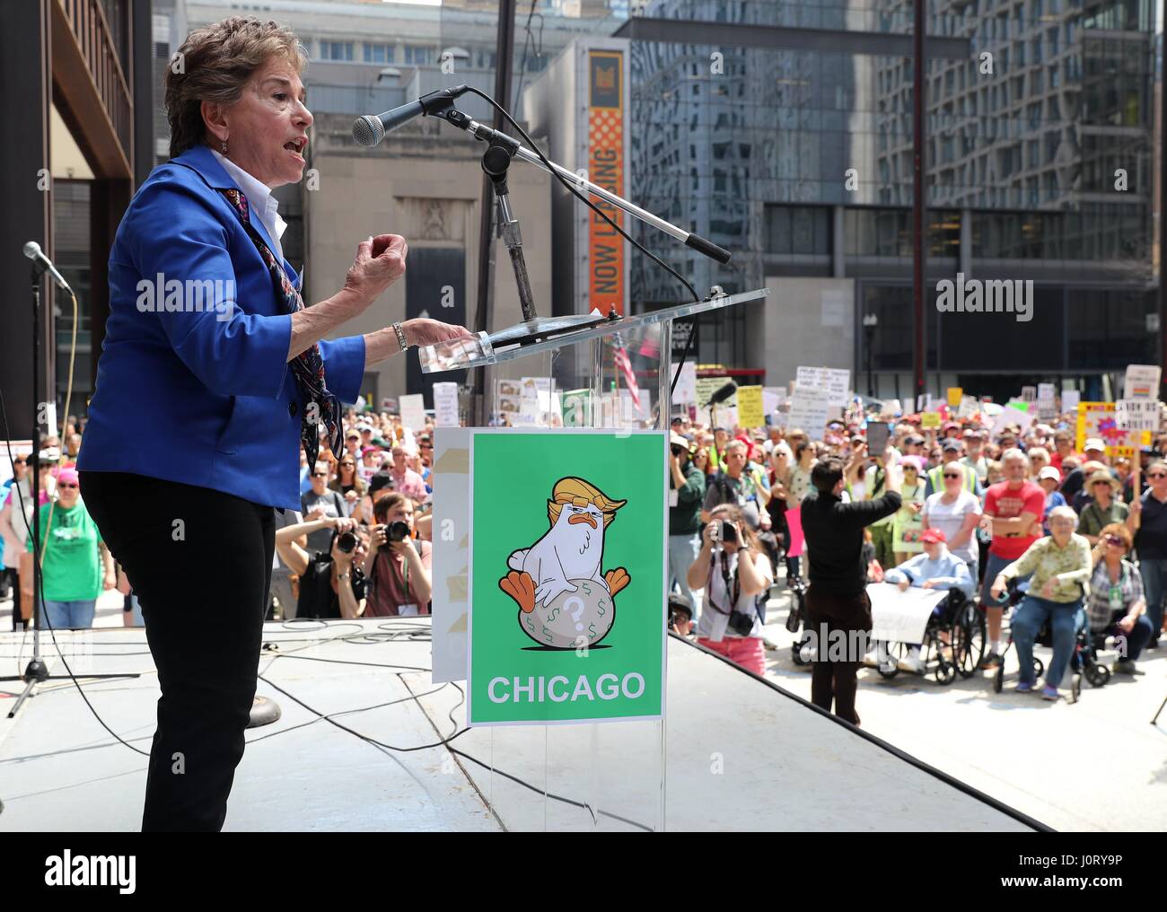 Chicago, Stati Uniti d'America. Xv Apr, 2017. Uno degli organizzatori di protesta agli indirizzi della folla a chiamare il presidente Donald Trump per rilasciare la sua dichiarazione fiscale nel centro di Chicago, Stati Uniti, 15 aprile 2017. Migliaia di manifestanti sono scesi in strada attraverso gli Stati Uniti sabato a esigere che il presidente Donald Trump rilasciare la sua dichiarazione fiscale. Credito: Wang Ping/Xinhua/Alamy Live News Foto Stock